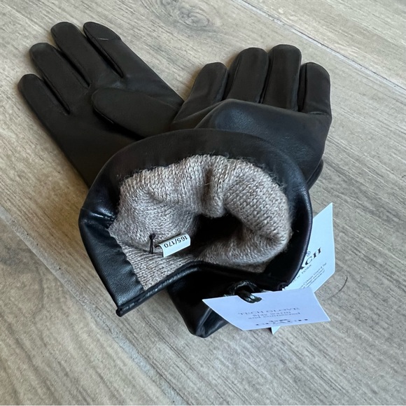 Coach Horse And Carriage Plaque Leather Tech Gloves - Picture 6 of 8